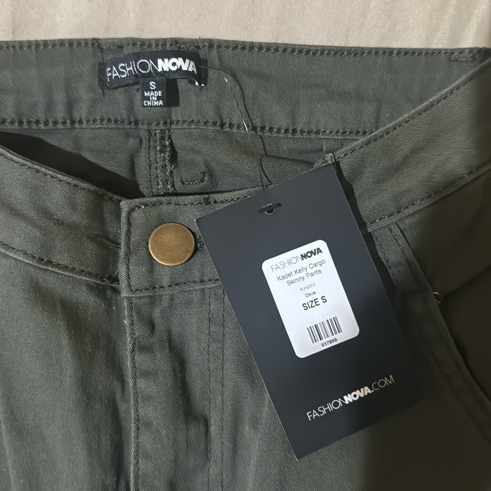 Brand New Fashion Nova skinny cargo pantss! Stretchy but cute